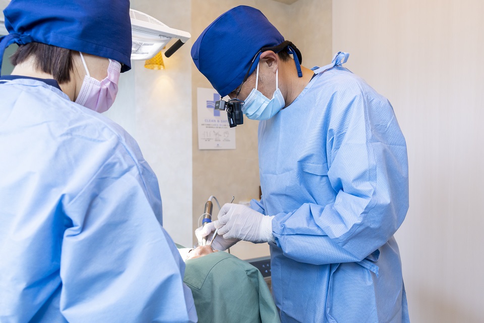  型取りと仮歯の装着